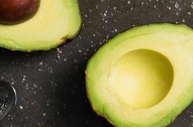 アボカド食べ方:塩を振ってそのまま