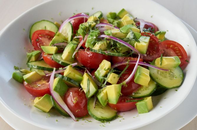 アボカド食べ方:角切りに切ってサラダに
