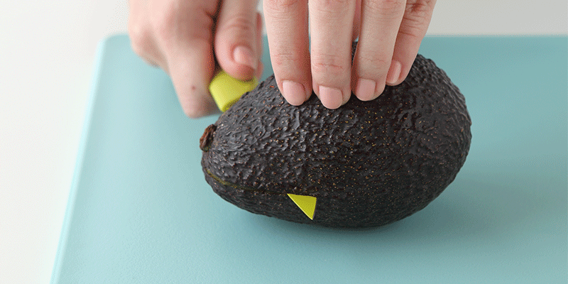 アボカドを半分に切る