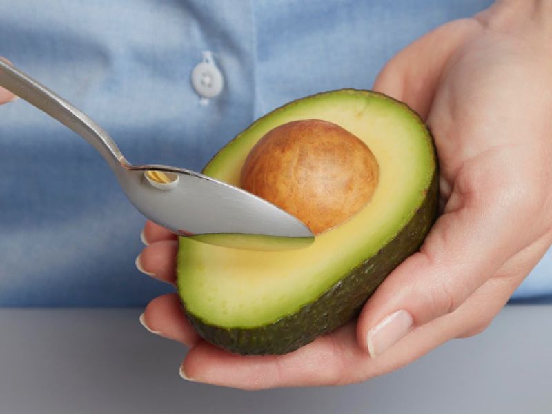 アボカドの種の取り出し方