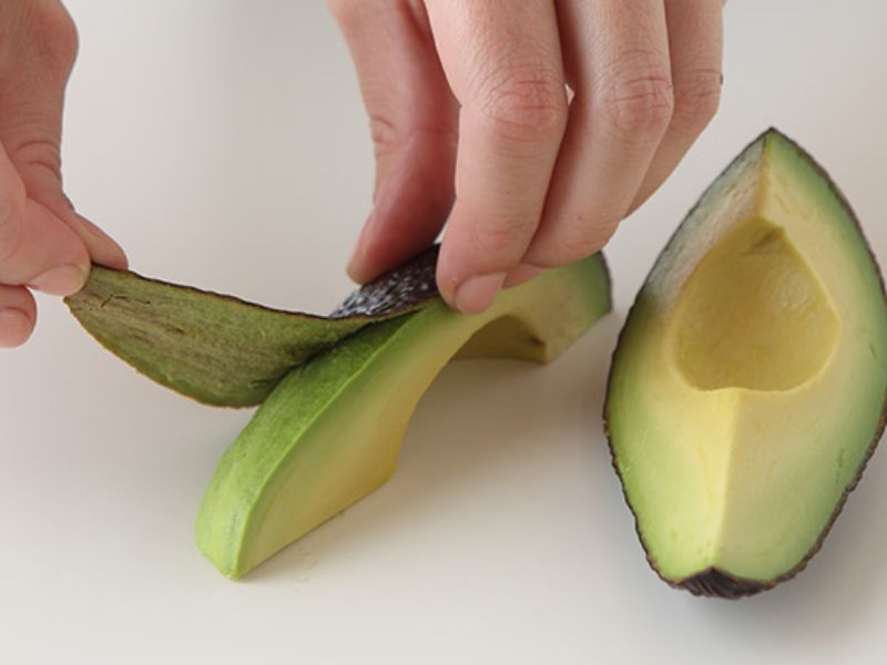 アボカドの皮の剥き方