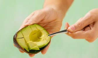 アボカドは肌と髪の美容ケアにも使える食べ物。その4つの活用法とは?