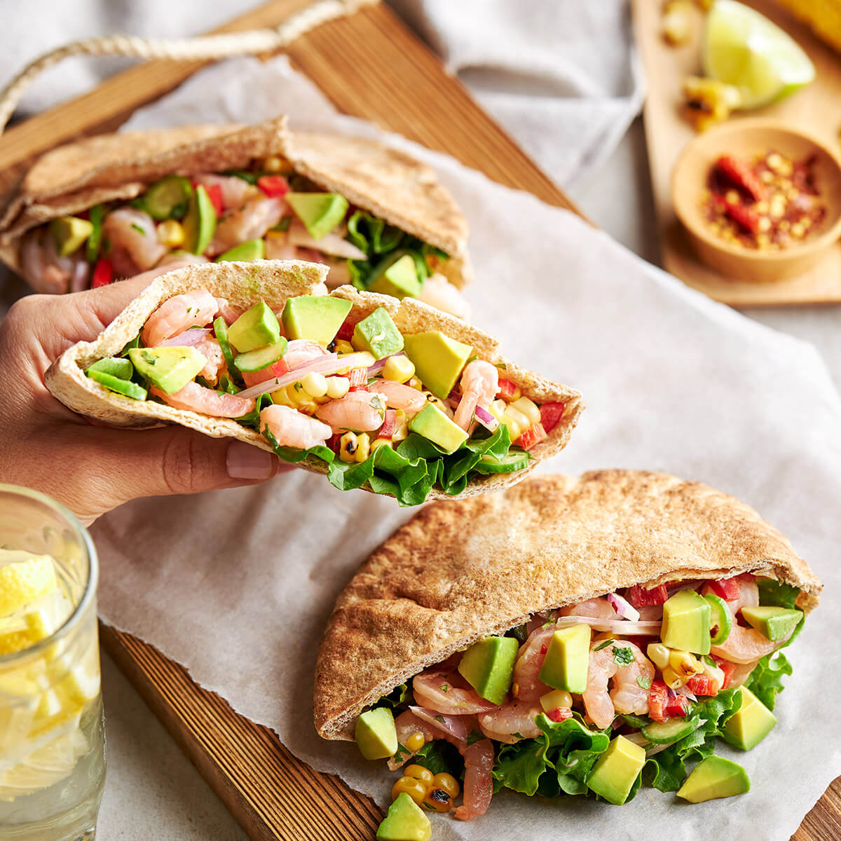 グリルコーンとアボカド、エビのピタパンサンド