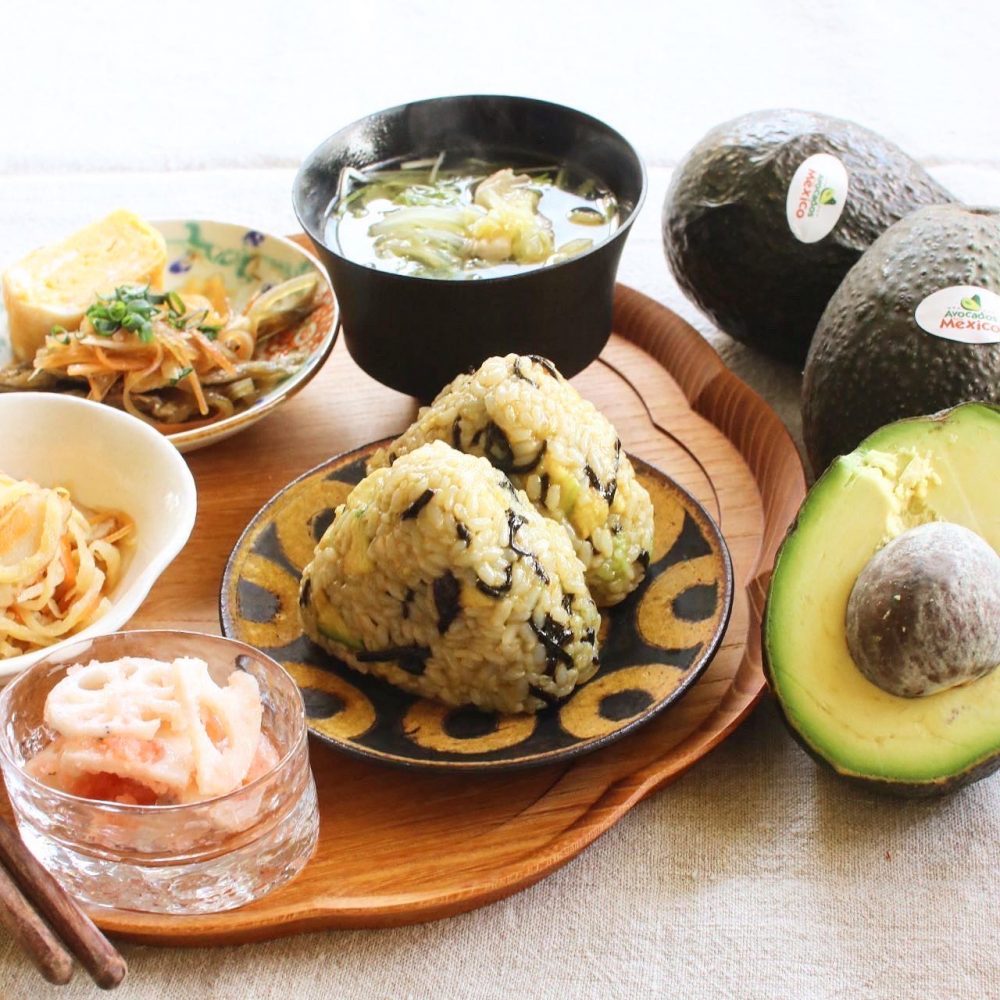 アボカドと塩昆布とごま油のおにぎり