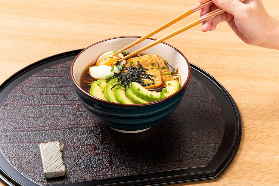 アボカドかけそば (Japanese hot noodle for winter)