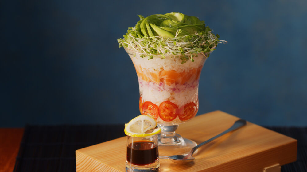 アボカドとサーモンの寿司パフェ