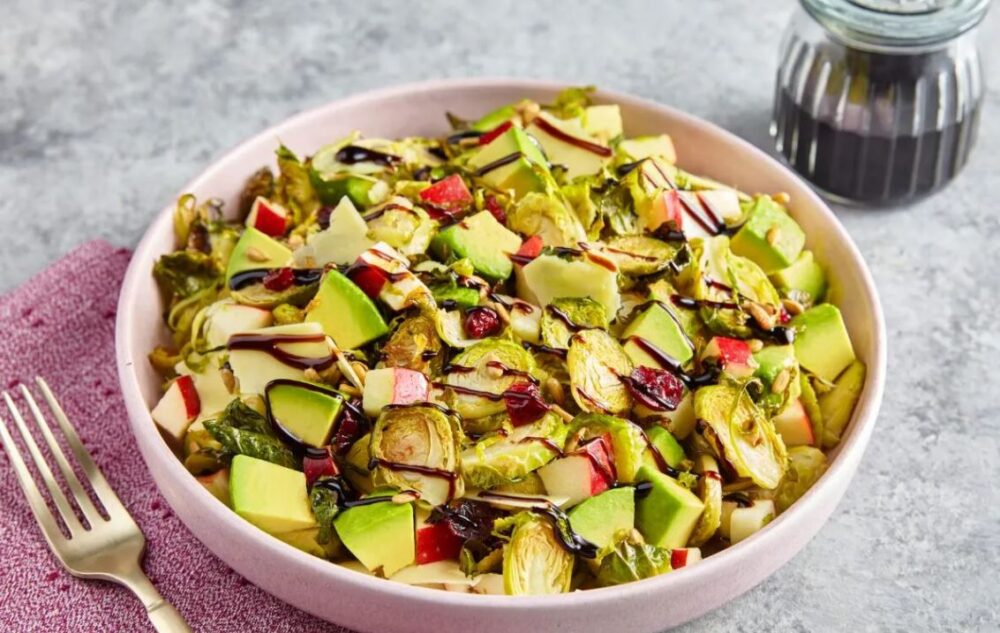 アボカドとローストした芽キャベツのサラダ