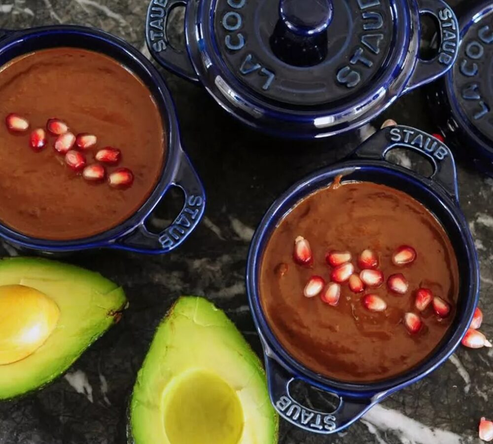 ザクロ入りメキシコ産アボカドのビーガン・チョコレートムース