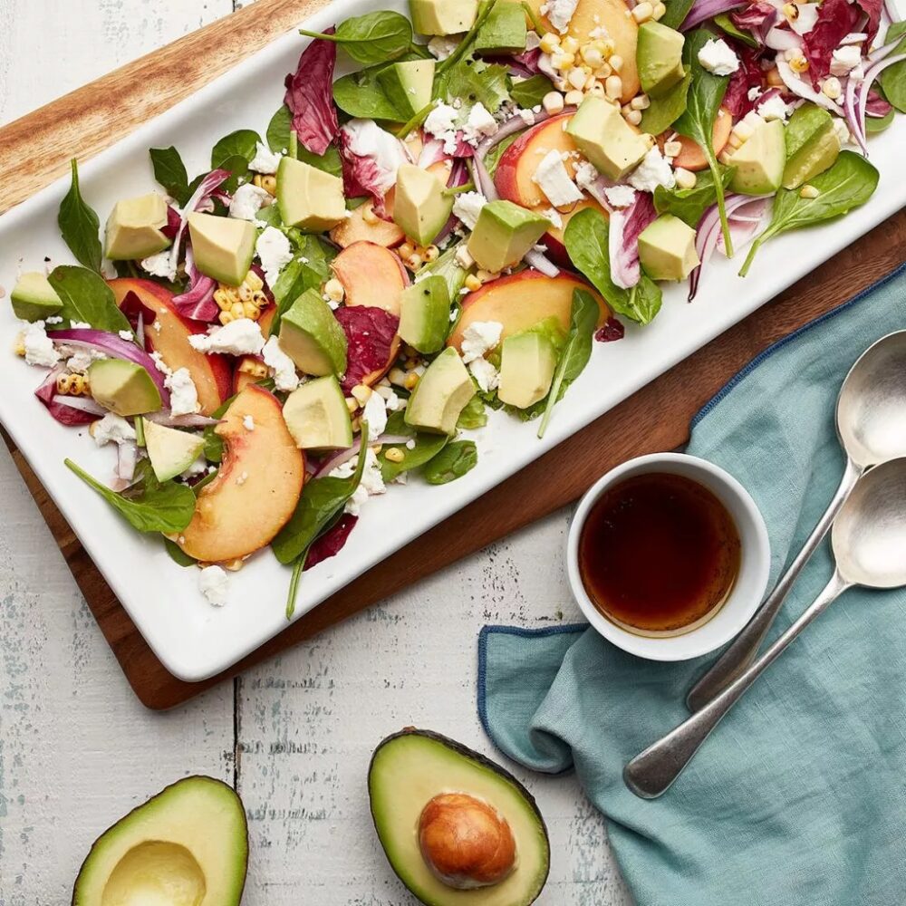 焼きとうもろこし、桃とアボカドのサラダ、フェタチーズ添え