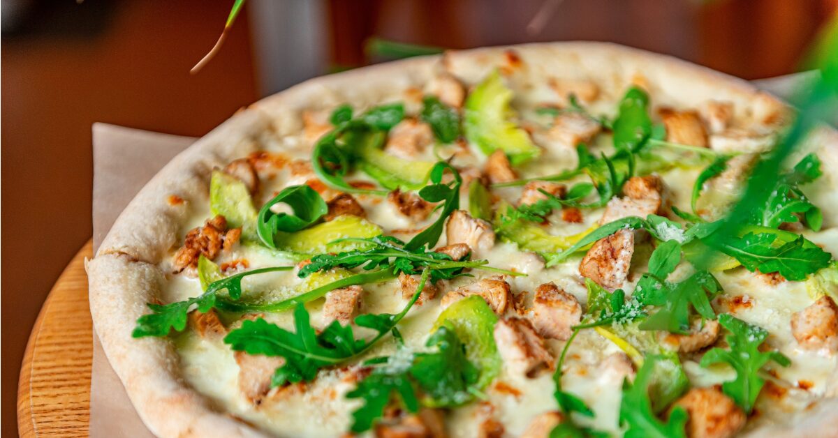 アボカド×チキンのフレッシュピザ