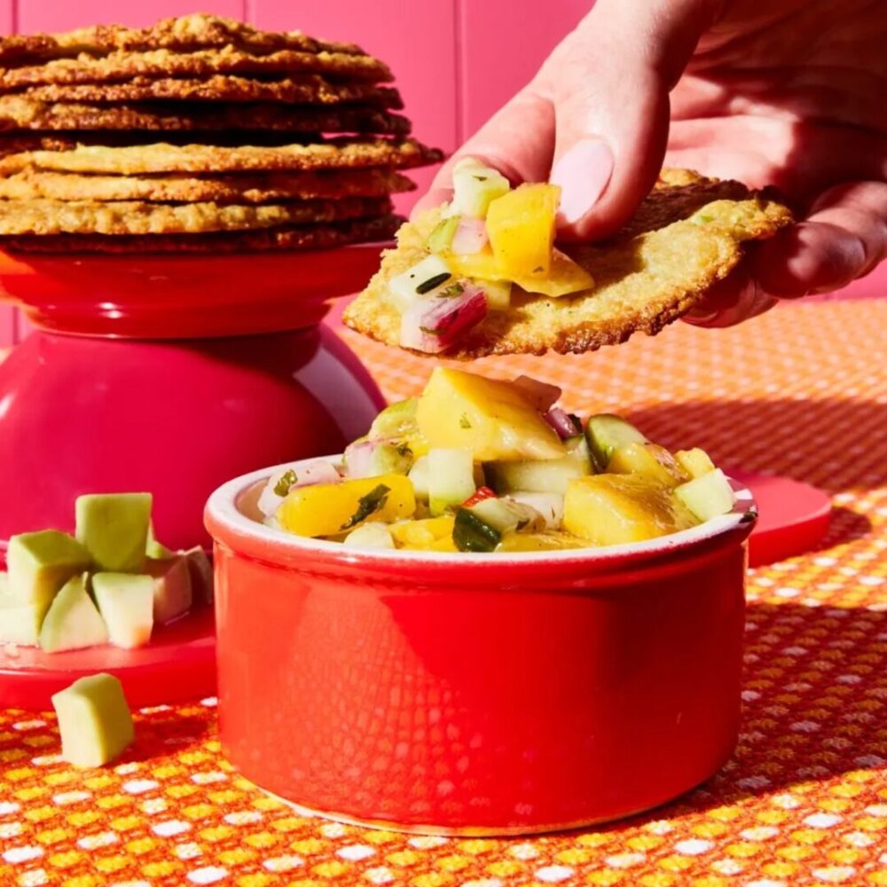 クリスピー・アボカド・チップス　バタービーン・ディップとマンゴー・サルサ添え