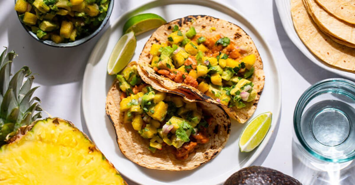 豆のタコス　アボカド・パイナップル・サルサ添え