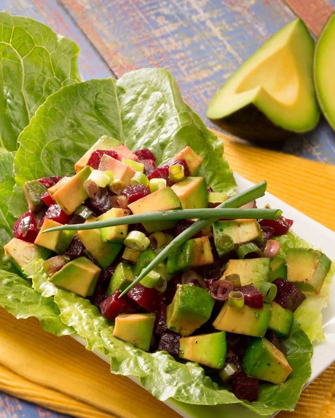 アボカドとビーツの彩りサラダ